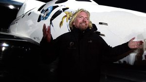 Milliardär Richard Branson und sein SpaceShipTwo. Foto: AP