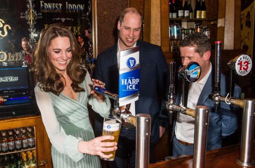 Am Zapfhahn: Herzogin Kate und Prinz William hinter der Bar der Empire Music Hall in Belfast. Foto: AFP