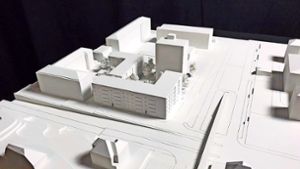 Das Modell zeigt vorne rechts und in der Bildmitte die beiden geplanten angewinkelten Gebäude von der Friedrichstraße aus gesehen. Foto: : Béla Berec
