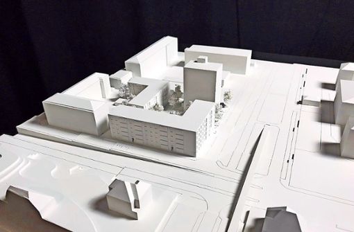 Das Modell zeigt vorne rechts und in der Bildmitte die beiden geplanten angewinkelten Gebäude von der Friedrichstraße aus gesehen. Foto: : Béla Berec