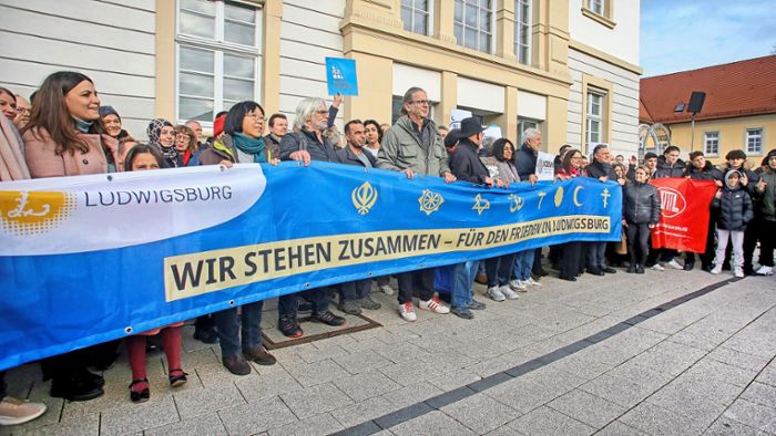 Mehrere Hundert bilden Menschenkette in Ludwigsburg