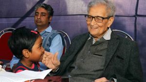 Amartya Sen (re.), hier bei einem Auftritt 2019 in Indien,  gilt als das Gewissen der Ökonomie. Foto: imago images/Pacific Press Agency/Subhashis Basu via www.imago-images.de