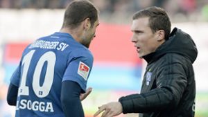 HSV-Stürmer Pierre-Michel Lasogga (links) diskuti ert mit Trainer Hannes Wolf. Foto: dpa
