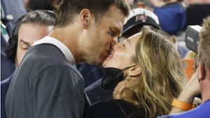 Tom Brady küsst nach dem Erfolg im Super Bowl Ehefrau Gisele Bündchen. Foto: imago images/UPI Photo/JOHN ANGELILLO