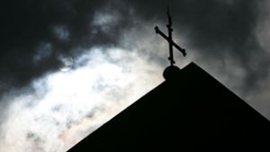 Dunkle Wolken über der katholischen Kirche: Die jüngsten Ereignisse haben die Institution  in ein schlechtes Licht gerückt. Foto: dpa/Friso Gentsch