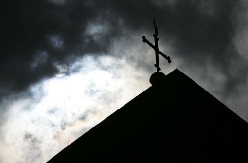 Dunkle Wolken über der katholischen Kirche: Die jüngsten Ereignisse haben die Institution  in ein schlechtes Licht gerückt. Foto: dpa/Friso Gentsch