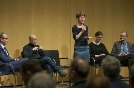 Regine Warth (stehend) diskutiert mit Experten Foto: Lichtgut/Leif Piechowski