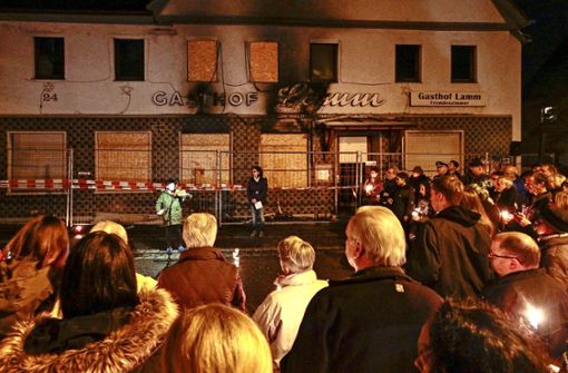 Mahnwache im Oktober 2015: Der Brand im Remsecker Gasthof Lamm hat bundesweit Schlagzeilen produziert – und Mitgefühl ausgelöst. Foto: factum/ Archiv