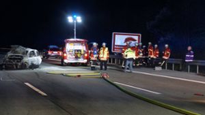 Horrorunfall auf der A5 bei Ettlingen: Die Feuerwehr konnte die beiden Menschen nur noch tot aus ihrem völlig ausgebrannten Wagen retten. Foto: SDMG