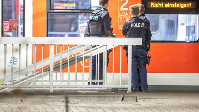 Mann verletzt 16-Jährigen in S-Bahn mit Messer – Täter weiter flüchtig