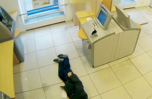 Der Mann lag bewusstlos in einer Essener Bankfiliale. Er starb eine Woche später. Foto: Polizei Essen