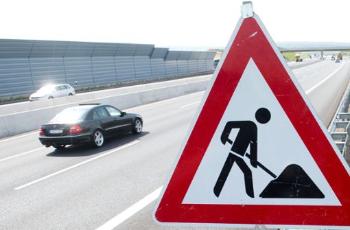 Gewohnter Anblick: Ein Schild warnt vor Baustellen an den Autobahnen im Land. Foto: Julian /Stratenschulte