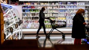 Beim Einkaufen müssen Kunden deutlich tiefer in die Tasche greifen. (Symbolbild) Foto: AFP/INA FASSBENDER