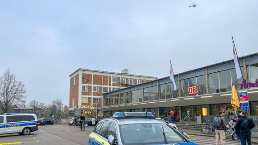 Polizeieinsatz am 04. März am Bahnhof in Bruchsal. Der Täter ist weiterhin auf der Flucht. Foto: dpa/Tim Müller