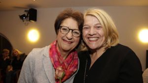 Schauspielerin Monika Hirschle (links) und Spitzenköchin Léa Linster   bei der Premierenfeier in der Komödie im Marquardt. Foto: Klaus Schnaidt