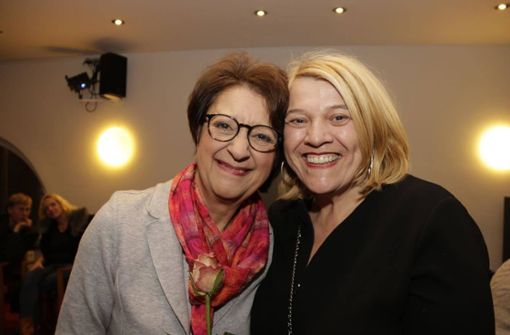 Schauspielerin Monika Hirschle (links) und Spitzenköchin Léa Linster   bei der Premierenfeier in der Komödie im Marquardt. Foto: Klaus Schnaidt