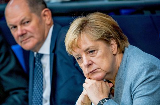 Die zwei von der Groko: Finanzminister Olaf Scholz und Kanzlerin Angela Merkel im Bundestag. Foto: dpa