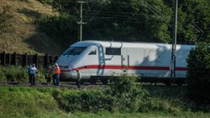 Ein ICE der Deutschen Bahn hat auf der Bahnstrecke zwischen Stuttgart und Ulm einen Menschen erfasst. Foto: SDMG