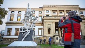 Bis März steht die Skulptur des Künstlers Peter Lenk vor dem Stadtpalais in Stuttgart. Foto: dpa/Gollnow
