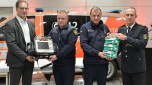 Bürgermeister Clemens Maier (links) und Feuerwehrchef Georg Belge (rechts) übergeben medizinisches Gerät für die Ukraine Foto: /Feuerwehr Stuttgart