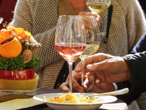 In Kitzbühel können Urlauberinnen und Urlauber mit besonderen Weinen der Region Piemont bei Kitz Kulinarik x Piemont anstoßen. Foto: Kitzbühel Tourismus