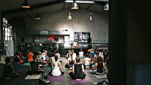 Yoga  in besonderem Ambiente der Garage 229 im Osten. Foto: Sonja Tetzlaf