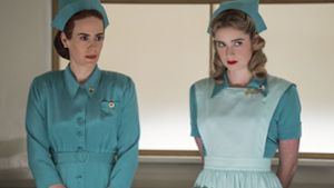 Sarah Paulson als Mildred Ratched (links), Alice Englert als Schwester Dolly Foto: Netflix/Saeed Adyani
