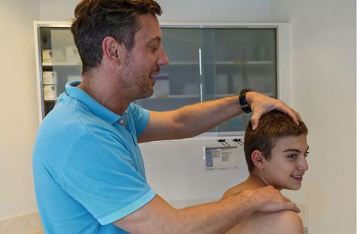 Der Leonberger    Orthopäde  Tobias  Heger     untersucht   den zwölfjährigen  Felix. Foto: /J. Bach