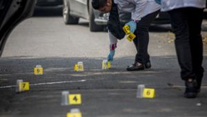Mexiko leidet unter der hohen Kriminalität –  hier untersuchen  Ermittler  einen Tatort nach einer Schießerei zwischen zwei Drogenkartellen. Foto: dpa/Jair Cabrera Torres