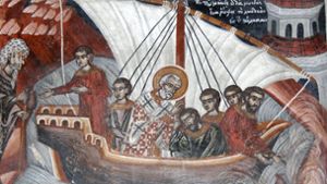 Auf diesem byzantinischen Fresko beschenkt der Heilige Nikolaus Seeleute mit besserem Wetter. Foto: imago stock&people/imago stock&people