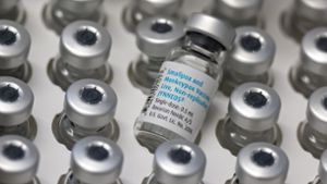 Leere Ampullen mit dem Impfstoff von Bavarian Nordic (Imvanex / Jynneos) gegen Affenpocken stehen in einem Klinikum. (Archivbild) Foto: dpa/Sven Hoppe