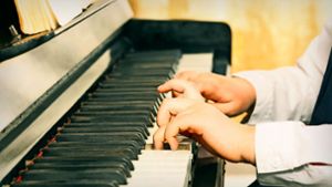 Klavier und Gitarre gehören zu den begehrtesten Instrumenten: An der Musikschule müssen Kinder bis zu zwei Jahre warten, bis sie dort unterrichtet werden. Foto: 82770530