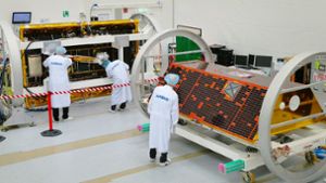 Arbeit an einem Satelliten  bei Airbus in Friedrichshafen: Die Raumfahrt ist von den Problemen der Luftfahrt noch verschont. Foto: Airbus