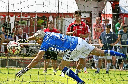 Jeder Schuss ein Treffer: der Bürgermeister Herbert Juhn kommt trotz Schalke-Trikots nicht schnell genug ins Eck. Foto: Horst Rudel
