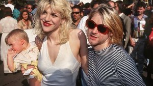Kurt Cobain und seine Frau Courtney Love sind mit Töchterchen Frances Bean 1993 in Los Angeles auf dem Weg zur MTV-Video Music Award-Verleihung. Foto: dpa