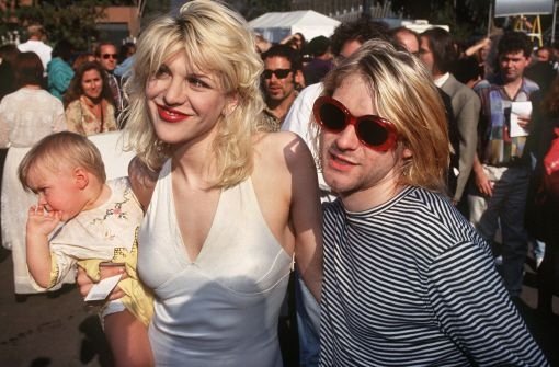 Kurt Cobain und seine Frau Courtney Love sind mit Töchterchen Frances Bean 1993 in Los Angeles auf dem Weg zur MTV-Video Music Award-Verleihung. Foto: dpa