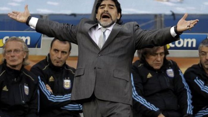 Argentinien bietet Maradona neuen Vierjahresvertrag an 