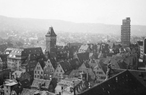 Im Bestand von „Stuttgart 1942“ finden sich auch etliche Aufnahmen von Wahrzeichen der Stadt. In der Bildergalerie zeigen wir viele von ihnen, etliche davon sind längst verschwunden. Foto: Stadtarchiv Stuttgart/101-FN250