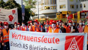 Rund 400 Mitarbeitern aus verschiednen Firmen protestierten mit einer Menschenkette um das Werk in Bietigheim. Foto: IG Metall/IG Metall