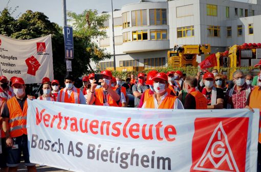 Rund 400 Mitarbeitern aus verschiednen Firmen protestierten mit einer Menschenkette um das Werk in Bietigheim. Foto: IG Metall/IG Metall