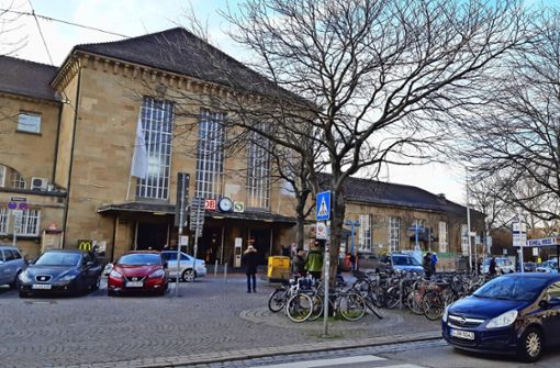 Vielleicht wird  der Bahnhofsvorplatz für Autos gesperrt. Außerdem sind Abstellplätze für Fahrräder geplant. Foto: Sebastian Steegmüller