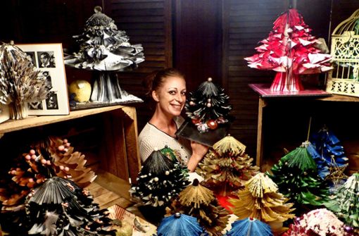 Stefanie Zettel verkauft beim Martinimarkt ihre bunten Buchbäume. Foto: z/privat