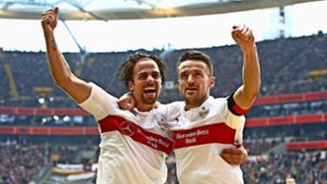 Martin Harnik und Christian Genter (re.) bejubeln ihren Supersieg gegen Eintracht Frankfurt. Foto: Baumann