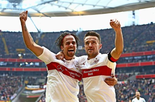 Martin Harnik und Christian Genter (re.) bejubeln ihren Supersieg gegen Eintracht Frankfurt. Foto: Baumann
