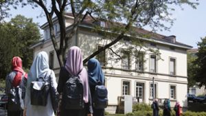 Studentinnen vor dem Zentrum für Islamische Theologie in Tübingen Foto: Horst Haas