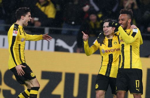 Der Dortmunder Pierre-Emerick Aubameyang (rechts) jubelt über seinen Treffer zum 1:0 mit seinen Teamkameraden Raphael Guerreiro und Marc Bartra. Foto: dpa