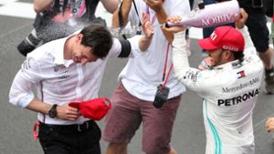Die Verträge sollen verlängert werden: Lewis Hamilton (rechts)    vom Team Mercedes AMG Petronas Motorsport feiert seinen Sieg in Monaco mit Toto Wolff, dem Mercedes-Teamchef. Foto: dpa/David Davies