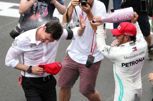 Die Verträge sollen verlängert werden: Lewis Hamilton (rechts)    vom Team Mercedes AMG Petronas Motorsport feiert seinen Sieg in Monaco mit Toto Wolff, dem Mercedes-Teamchef. Foto: dpa/David Davies