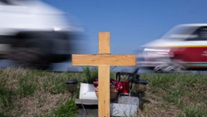 Ein Holzkreuz erinnert an das Opfer eines Verkehrsunfalls. Foto: Boris Roessler/dpa