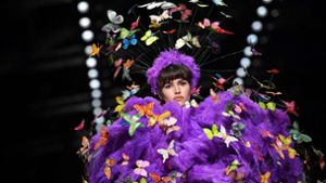 Nicht unbedingt tragbar, aber dafür umso ausgefallener sind die Kreationen von Moschino während der Mailänder Modewoche. Foto: AFP